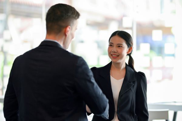 10 Green Flags to Look For When Interviewing Your Next Potential Boss